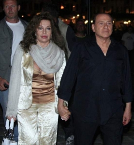 Berlusconi s manželkou v létě 2008.
